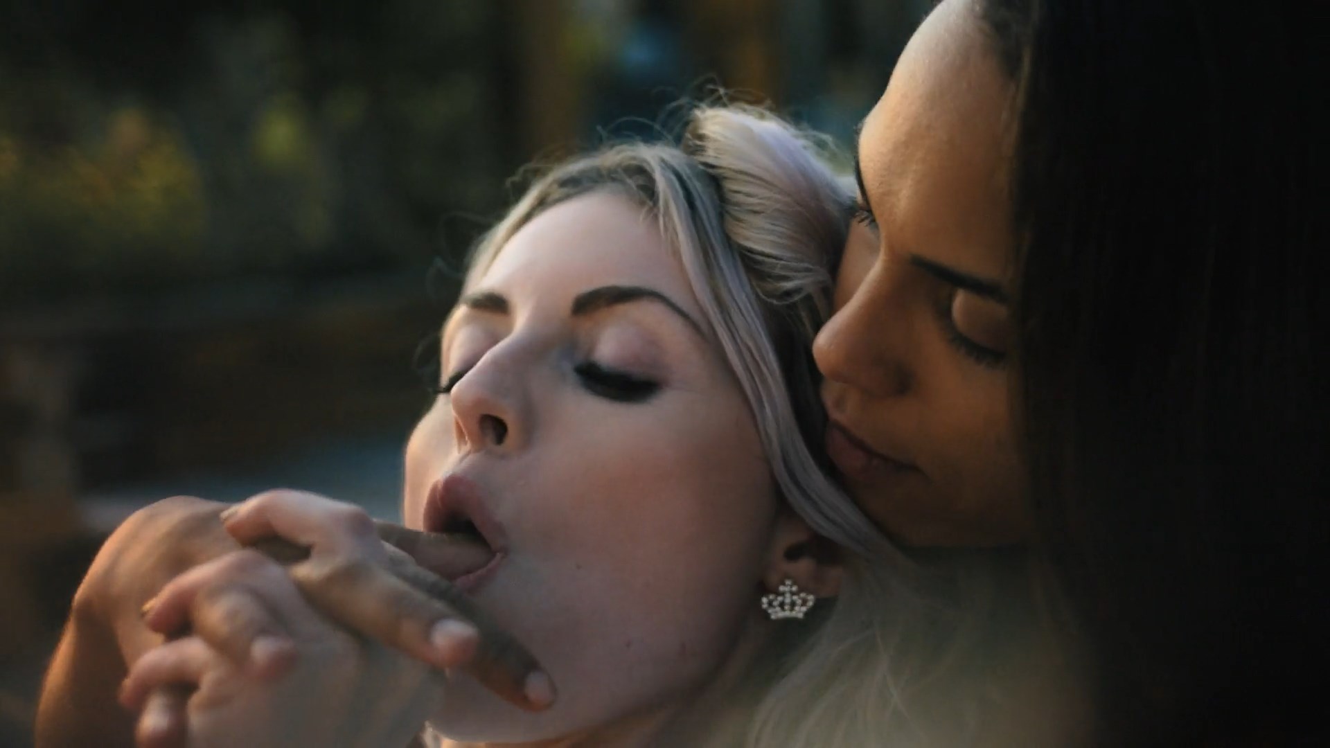 Ellie Barone, Monica Raymund lesbian scene