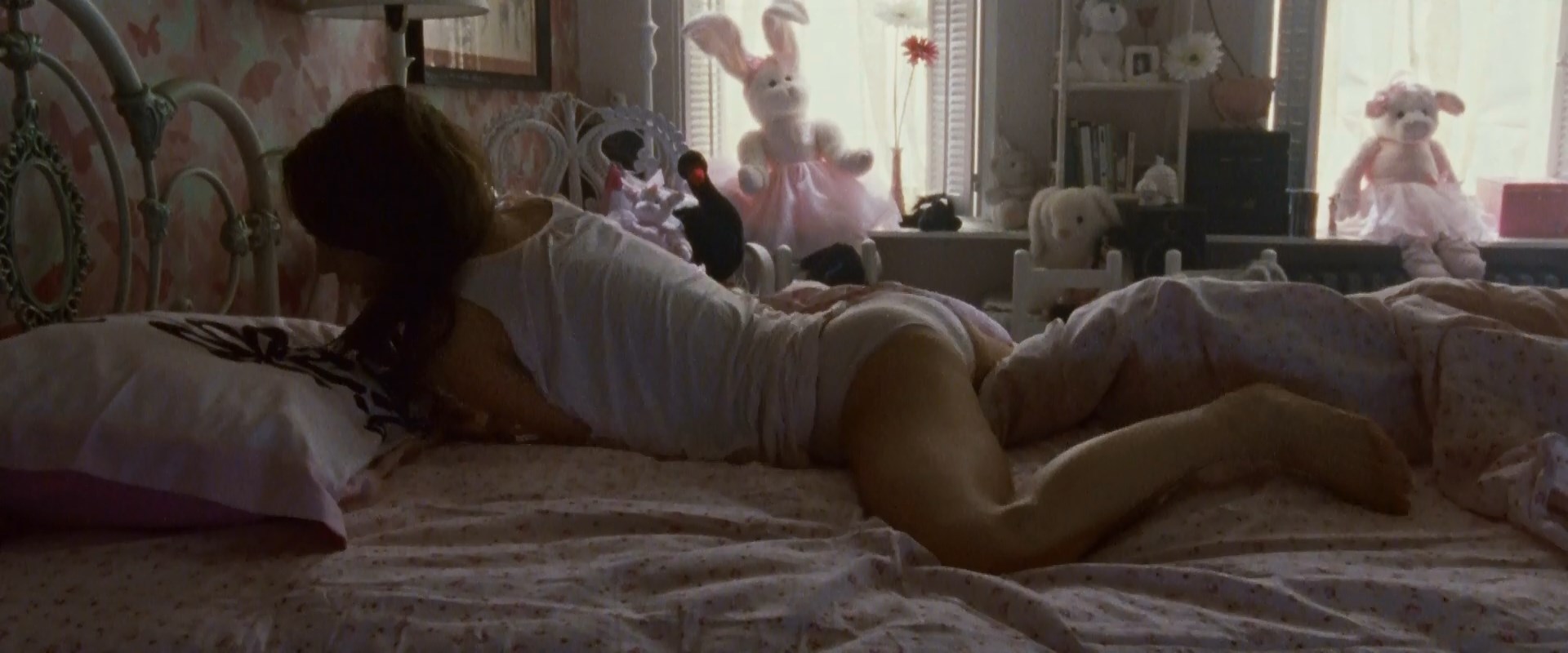 Natalie Portman grinds against her hand while continuing to masturbate 