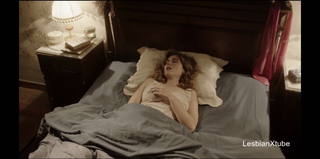 Natasha Esca masturbate on the bed