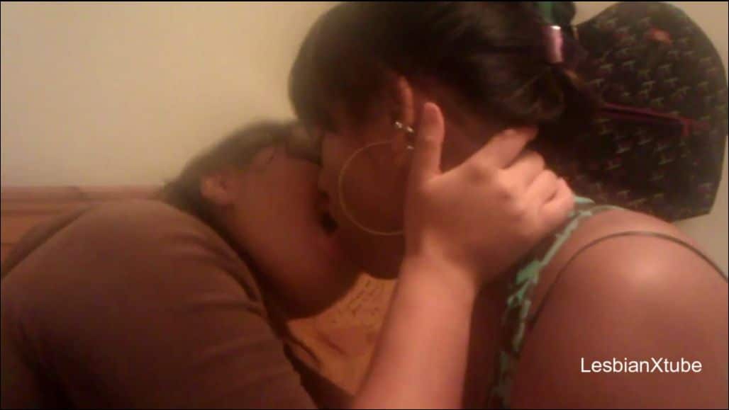 Amateur Lesbian Kiss – Real Girls Kissing Passionately